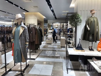 ファッションの自主編集売り場「SIXIEME GINZA」（3階）