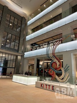 「KITTE大阪」中央部分の吹き抜け