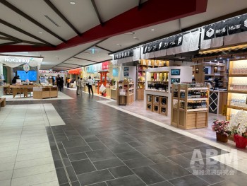 「KITTE大阪」2階フロア。 各地の特産品を集めたテナントを集積した