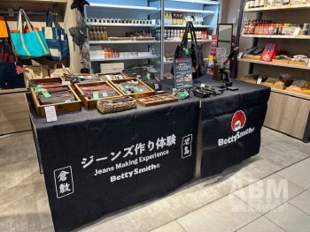 「KITTE大阪」2階フロア。 岡山の倉敷を発信する テナント「クラシキ」にはジーンズ体験コーナーも設置