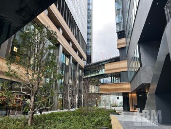 「グラングリーン大阪」南館。 複数のビルで構成。ペデストリアンデッキで連絡する