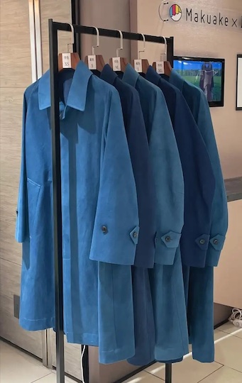 洗練されたシルエットと美しい発色の「本藍染コート」