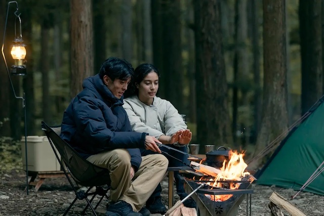 デサントジャパン株式会社 冬キャンプの焚火シーンにおすすめ
