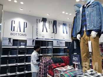 「Gap 心斎橋店」が移転リニューアルオープン。 1階のメンズフロア「ロゴアイテム」コーナー