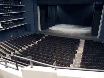 約2000人の客席がある ミュージカル専用劇場「シアターオーブ」。 舞台と客席が近く、迫力がありそう
