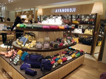 本店のある京都以外では初出店となる がま口アイテムの専門店「AYANOKOJI（あやの小路）」（5F）