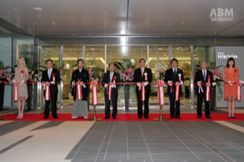 開業セレモニーのテープカットには、 開業記念イベントをヒカリエホールで開催する 歌舞伎俳優の市川亀治郎さんや、シンクスのターゲットを体現する 女優の片瀬那奈さんらが登場した