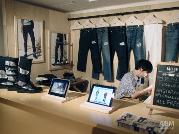 初めての試みとして、フィット＆カラーに加え、 レングスの設定や裾上げ方法など、 さまざまなコーディネートに対応する 独自のパーソナライズサービスを展開