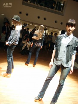 上品でフェミニンなスキニー「BOOTS CUT SKINNY」