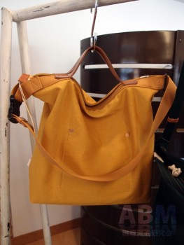 口元を巻き込めるロールアップバッグ （M／1万4700円、S／8925円）