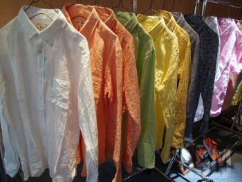 主軸アイテムのシャツでは今季、 フレンチリネンを6色で提案する他、 多彩なラインナップ