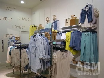 2階フロア。大人の女性がターゲットの「LOVE 21」