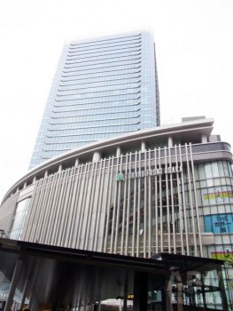「グランフロント大阪」。 大阪駅側から見た南館部分