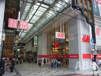「H&M SHINSAIBASHI」。関西のフラッグシップに位置付ける。 真向かい（左側）には「ユニクロ」のグローバル店舗