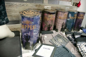 ブラッパーズ ヴィヴァーチェは コンパクトな筒型のパッケージに入れて販売する。