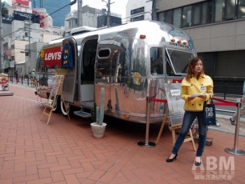 70年代のカリフォルニアカルチャーを 象徴するキャンピングトレーラー、 “AIRSTREAM（エアストリーム）”。 東京・名古屋・大阪と巡ってきた。 車内はポップアップストアとして最新コレクションが並ぶ