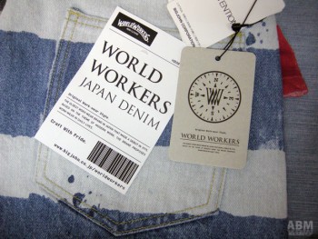 「ワールドワーカーズ」 ブランドの世界観を より深めるために新しくデザインされた 織りネームと下げ札。 下げ札は世界を示す コンパスがモチーフになっている。