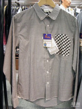「プリンティス」 シンプルなギンガムチェックシャツに、 大柄ギンガムのワークポケットを使用。 襟も少しだけラウンドしており、 ソフトな印象に。