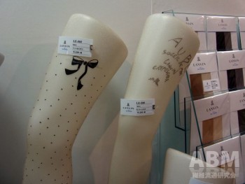 「ランバン オン ブルー」レディス。 手描き柄が特徴的
