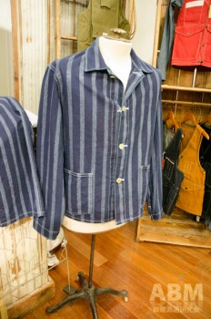 ヘラーズカフェ 江戸時代から伝わる藍染の絣のような柄の ウォバッシュストライプのワークジャケット。 １９１０～２０年代にかけて製造されたと思われる ジャケットをモデルに作られた。