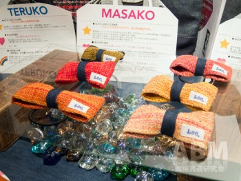 リーの織りネームを縫い付けた 裂き織リボンアクセサリーは １５００円（参考価格・税抜）で販売予定