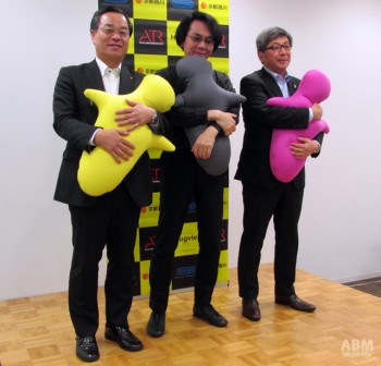 写真左から、京都西川 大河内社長、石黒 ATRフェロー、 東洋紡STC 佐野社長