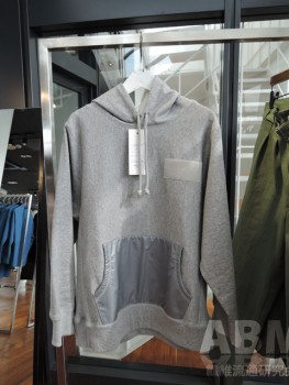 パーカーなどカットソー類も展開 スウェットフーディ 2万4000円(税別)