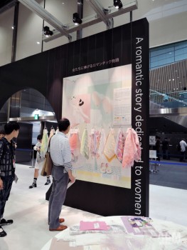 会場入り口のトレンド &インデックスコーナーの様子