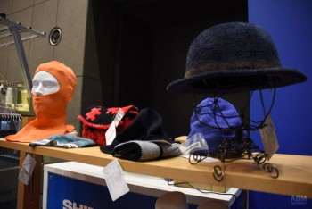 ホールガーメント横編機を使い、 ニットキャップやつばのある帽子、 バッグ、手袋、靴下、スカーフなど、 様々な製品が作れるようになった。
