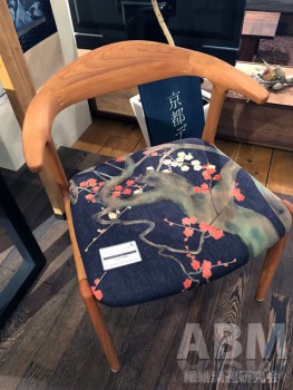 「ライフスタイル展」： 京都デニムを使用した椅子も販売