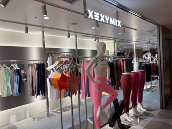 地下1階。韓国発のフィットネスウエア 「XEXYMIX」