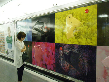 JR新宿駅構内に張られた「One Thing by Munsingwear」の特製ポスター