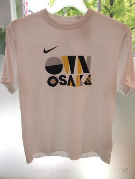「OWN OSAKA」の文字が入った メンズモデル