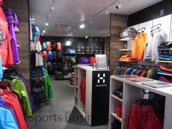 アウトドアのイメージを強める(「ホグロフス原宿」)