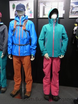 「デサント　アウトドア」。 カラーパンツでスタイルに幅を持たせた