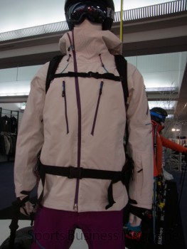 「フェニックス」スキーウエア。 アウトドアテイストを取り入れた