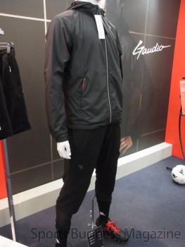 「カッパ」。サッカーのトレーニングアパレル