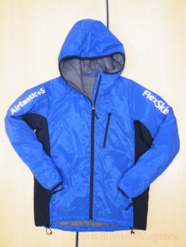 東レの「エアータスティック」。 高密度織物だが、軽量感が特徴