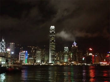 スポーツブランドも多数出店している香港 （写真は100万ドルの夜景で有名な香港島）