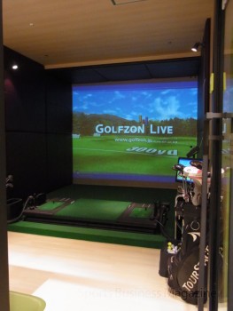 売場に併設されたシミュレーション機器「ゴルフゾン」