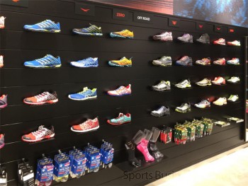 地階の「FOOTWEAR／PERFORMANCE GEAR」。 写真は「イノヴェイト×デサント」