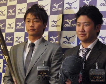 新たに契約を交わした 阪神タイガースの新井良太選手（左）と 読売ジャイアンツの菅野智之選手