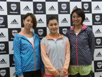 契約アスリートの フィギュアスケートの村上佳菜子選手（中）、 モデルの田中美保さん（左）、 元プロビーチバレー選手の浅尾美和さん（右）も参加