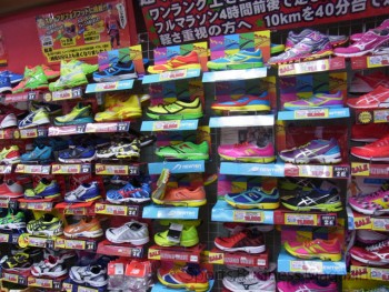 1階のランニングシューズ売り場。 機能性とデザイン性の両面を重視