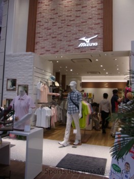 白をベースに木調を加えた 店舗デザイン（神戸元町）