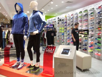 ナイキの「テックパックコレクション」を 前面に展開している