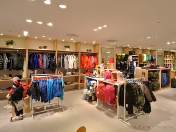 「THE NORTH FACE 池袋サンシャインシティ店」。親子の来店を意識した品揃え