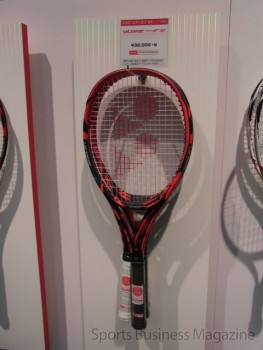 硬式テニスラケット「Vコア　ツアー」の新モデル