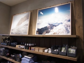 冒険家、石川直樹氏の写真も掲示・販売する