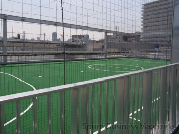 屋上に設けたフットサル場